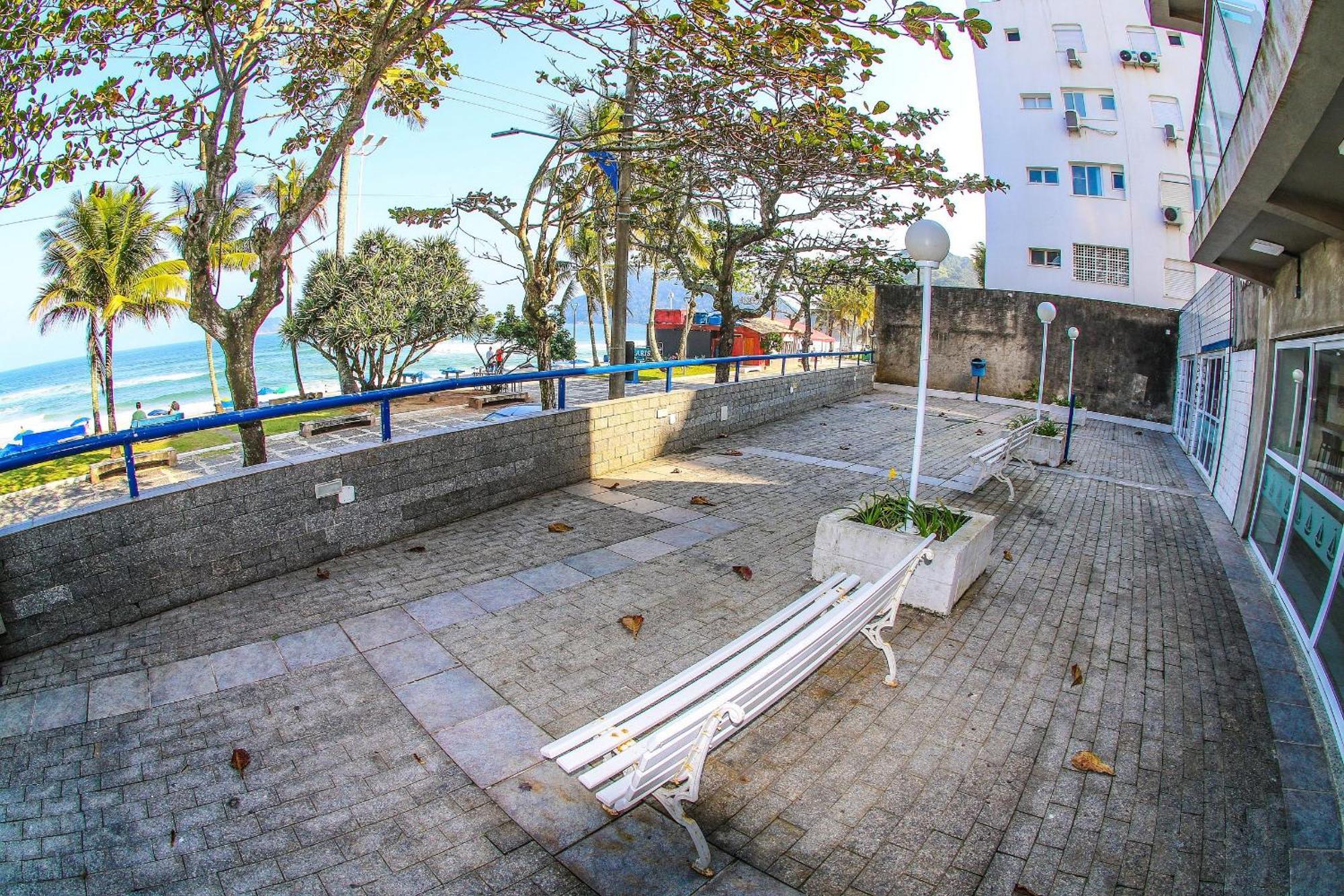 Pe Na Areia: Beachfront Guarujá Apartment with AC and Ocean Views Exterior photo